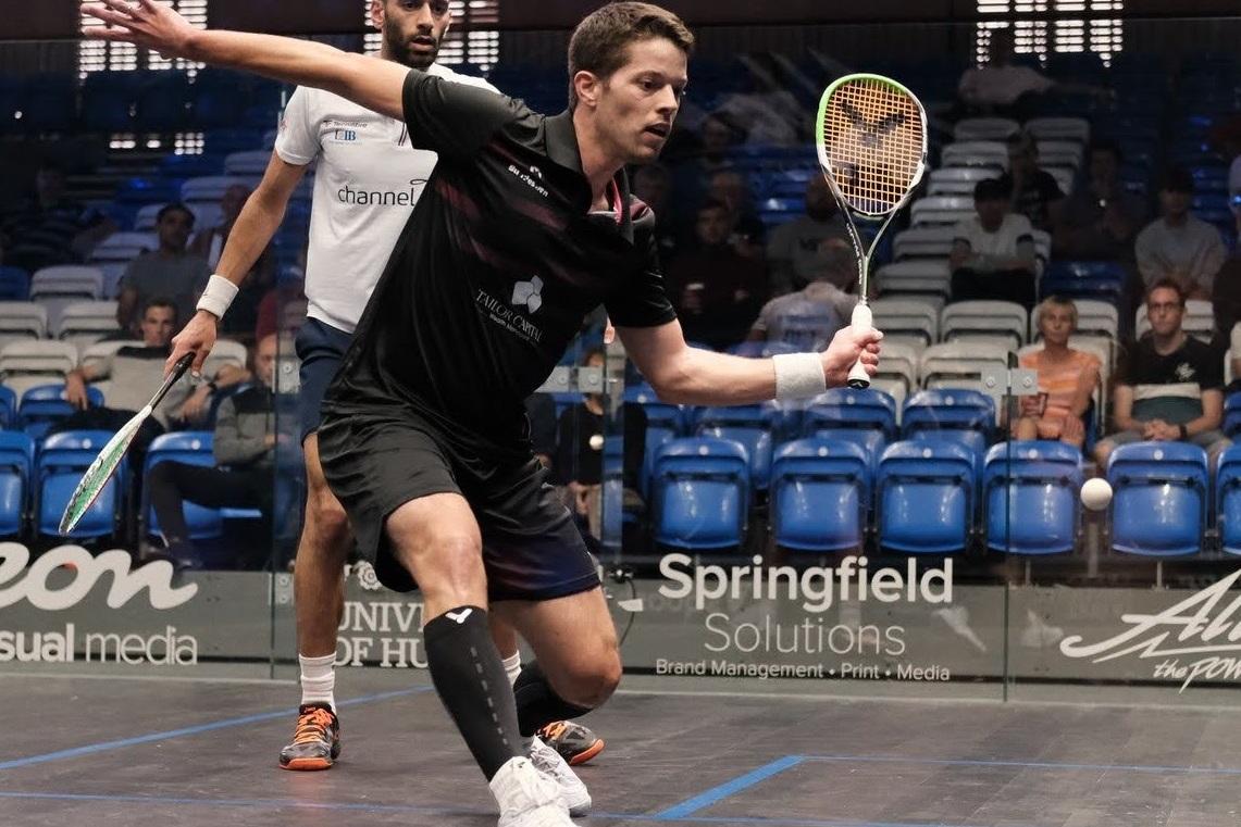 Raphael Kandra (re) unterliegt in drei engen S&auml;tzen gegen Marwan Elshorbagy (li) - Bild: PSA World Tour