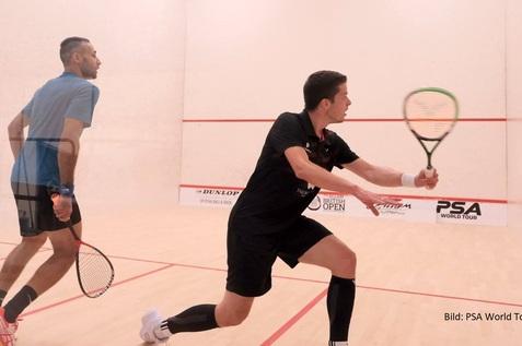 Raphael Kandra (re) startet mit einem 3:1 Auftaktsieg gegen Karim El Hammamy (li) in die Allam British Open 2021 - Bild: PSA World Tour