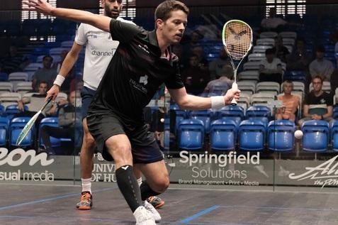 Raphael Kandra (re) unterliegt in drei engen S&auml;tzen gegen Marwan Elshorbagy (li) - Bild: PSA World Tour