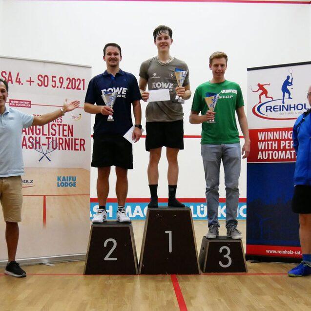Die Verantwortlichen mit den auf Platz 1 bis 3 Platzierten im Herren A - Feld: Carsten Schoor (3. v. l.), Yannik Omlor (4. v. l.) und Johannes Dehmer-Saelz (5. v. l.) - Bild: DSQV - Lennard Jessen