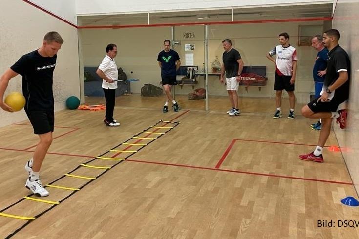 Auch Herren-Nationalspieler Tobias Weggen (li, an der Koordinationsleiter) hat erfolgreich an der B-Trainer-Ausbildung des DSQV teilgenommen - Bild: DSQV