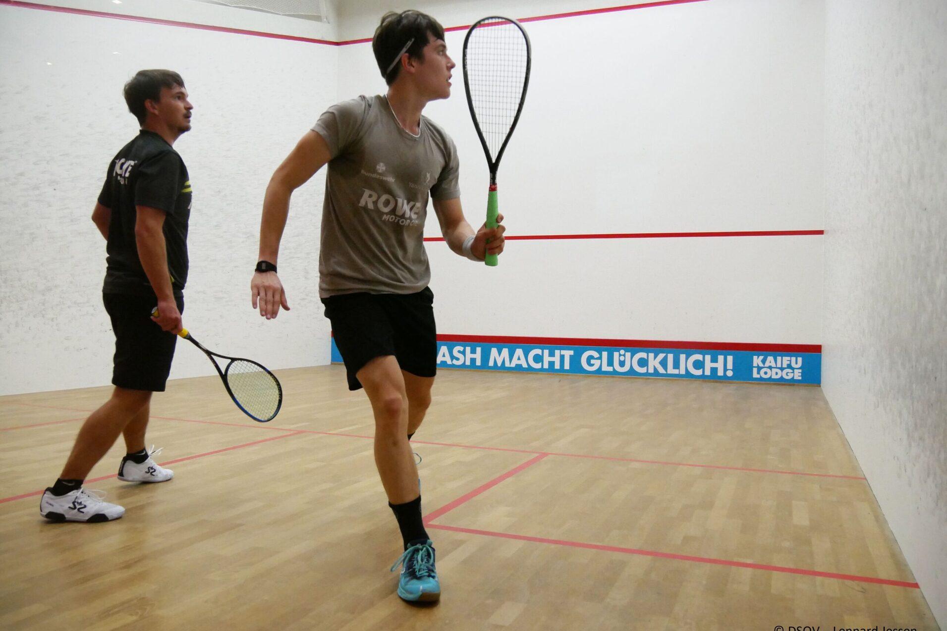 Yannik Omlor (re) gewinnt das Herren A - Finale gegen Carsten Schoor - Bild: DSQV - Lennard Jessen