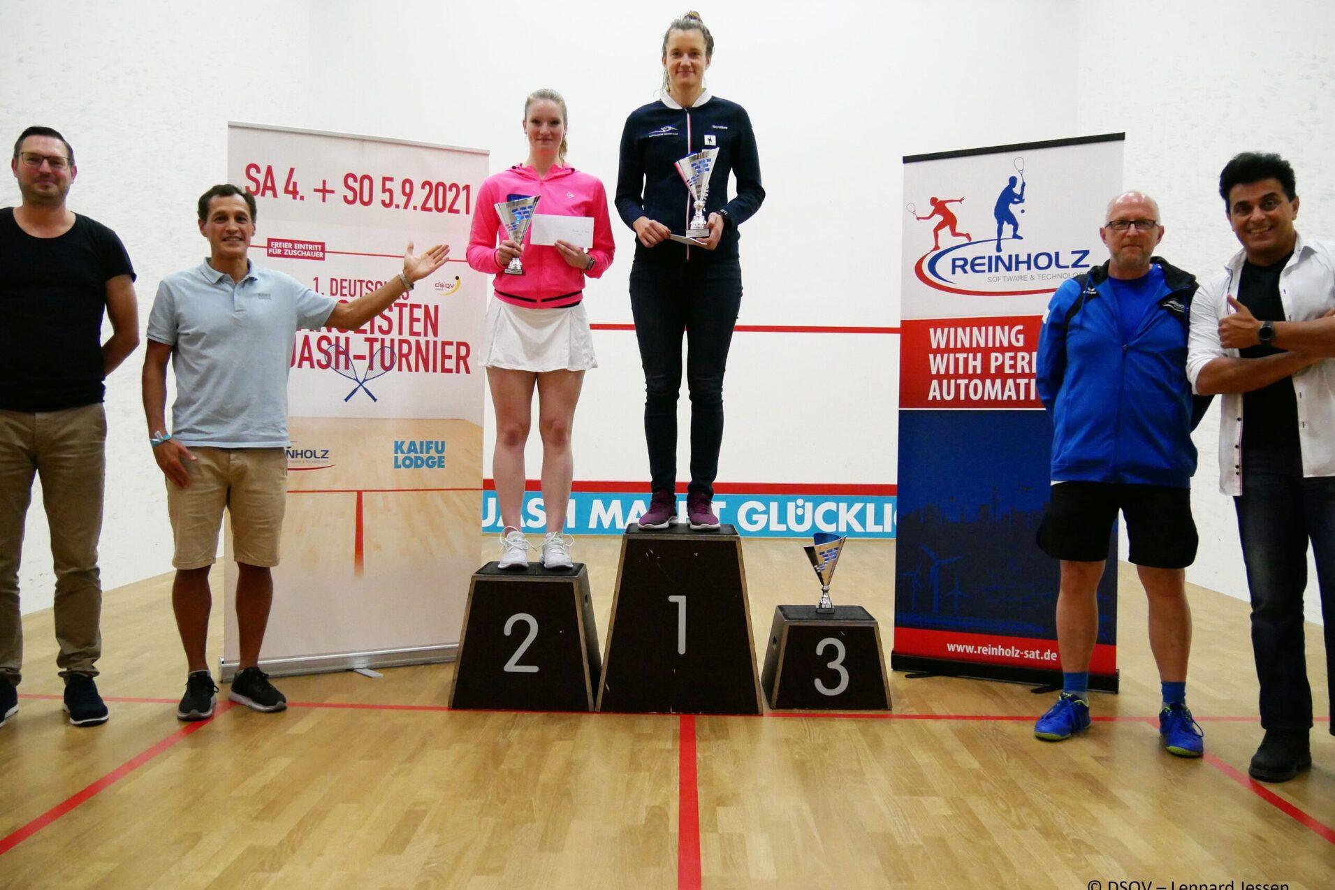 V.l.n.r.: Turnierleiter Michael Gäde, KAIFU-Geschäfsleiter Kevin Nafar, Zweitplatzierte Saskia Beinhard, Siegerin Ineta Mackevica, Turniersponsor Karsten Reinholz sowie Steve Morid, Hamburger Squasher und Trainer in der KAIFU-LODGE - Bild: DSQV