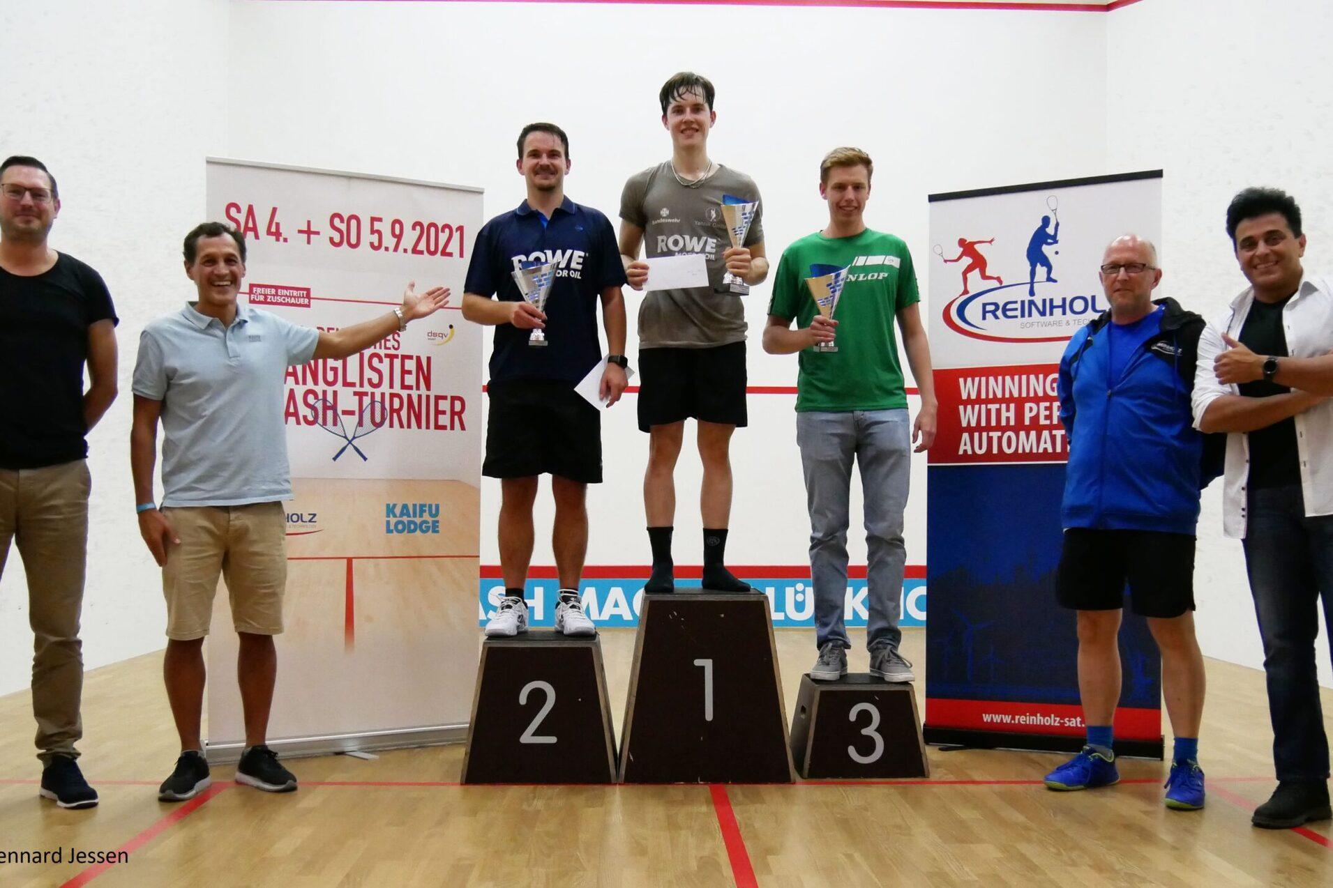 Die Verantwortlichen mit den auf Platz 1 bis 3 Platzierten im Herren A - Feld: Carsten Schoor (3. v. l.), Yannik Omlor (4. v. l.) und Johannes Dehmer-Saelz (5. v. l.) - Bild: DSQV - Lennard Jessen