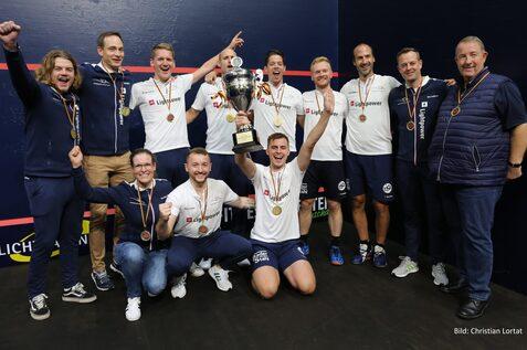 Der Paderborner SC ist erneut Deutscher Mannschaftsmeister: hinten v.l.: Hendrik V&ouml;ssing, Friedrich van Rossum, Tobias Weggen, Nicolas M&uuml;ller, Raphael Kandra, Joel Makin, Simon R&ouml;sner, Artur Wunder, Andreas Preising; vorne v.l.: Anna Wedeg&