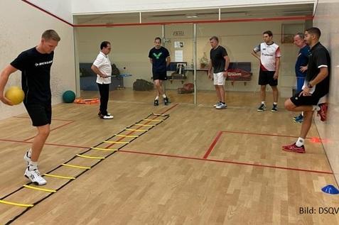 Auch Herren-Nationalspieler Tobias Weggen (li, an der Koordinationsleiter) hat erfolgreich an der B-Trainer-Ausbildung des DSQV teilgenommen - Bild: DSQV