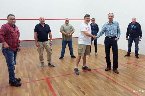 Marc Thrill (wei&szlig;es Shirt) mit Handshake des SSRC-Pr&auml;sidenten Frank Skowronek sowie weiteren SSRV-Verantwortlichen - Bild: SSRV e.V.
