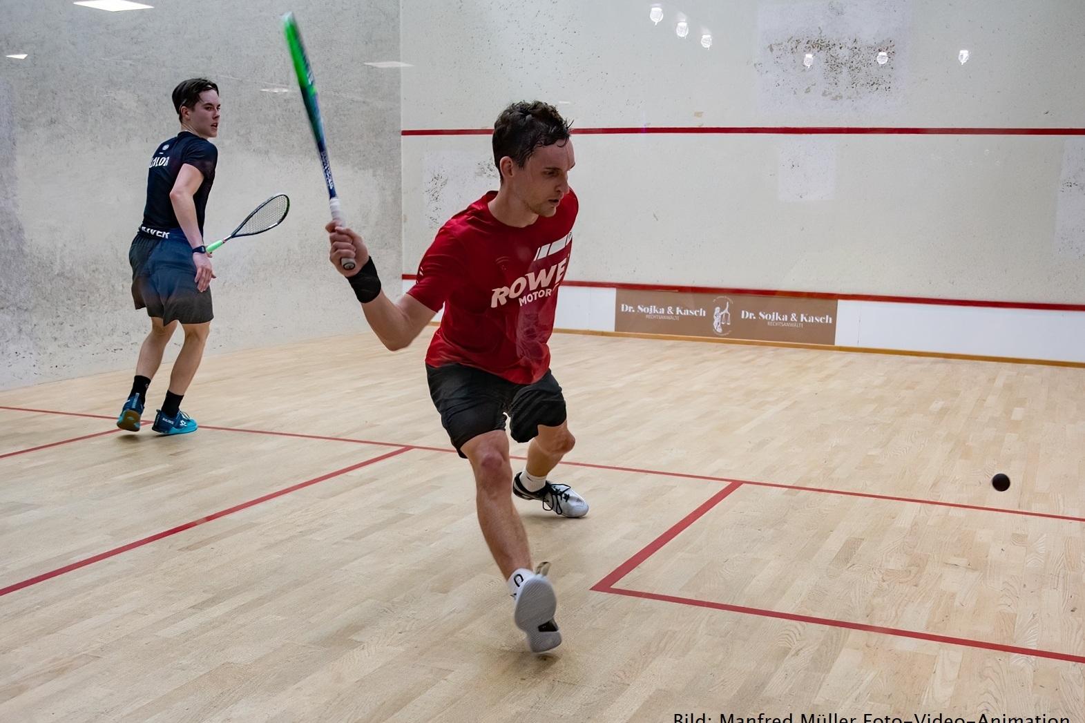 Yannik Omlor (li) gewinnt das Herrenfinale gegen Valentin Rapp (re) in vier Sätzen - Bild: Manfred Müller Foto-Video-Animation