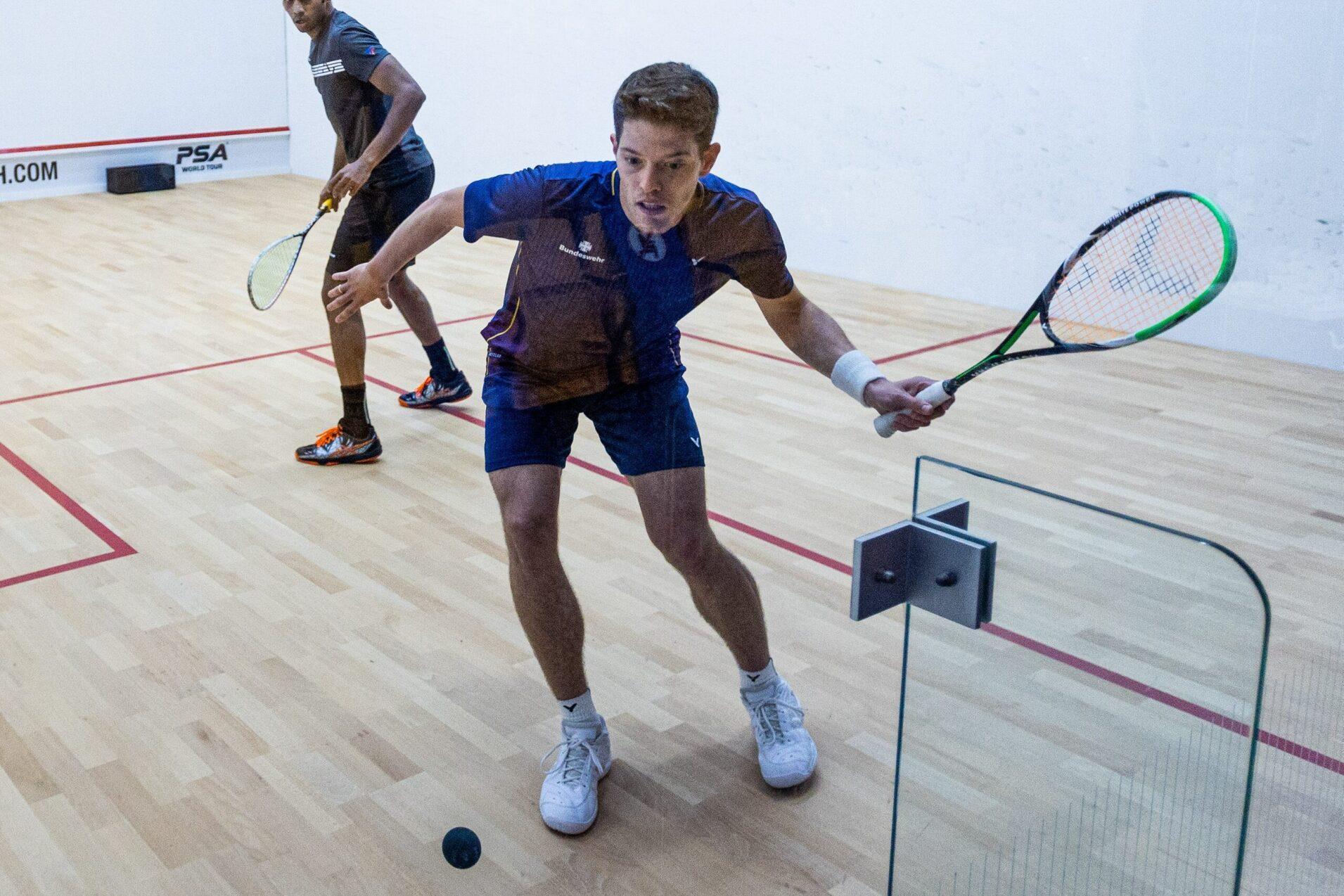 Raphael Kandra (am Ball) im Match gegen Mahesh Mangaonkar - Bild: PSA World Tour