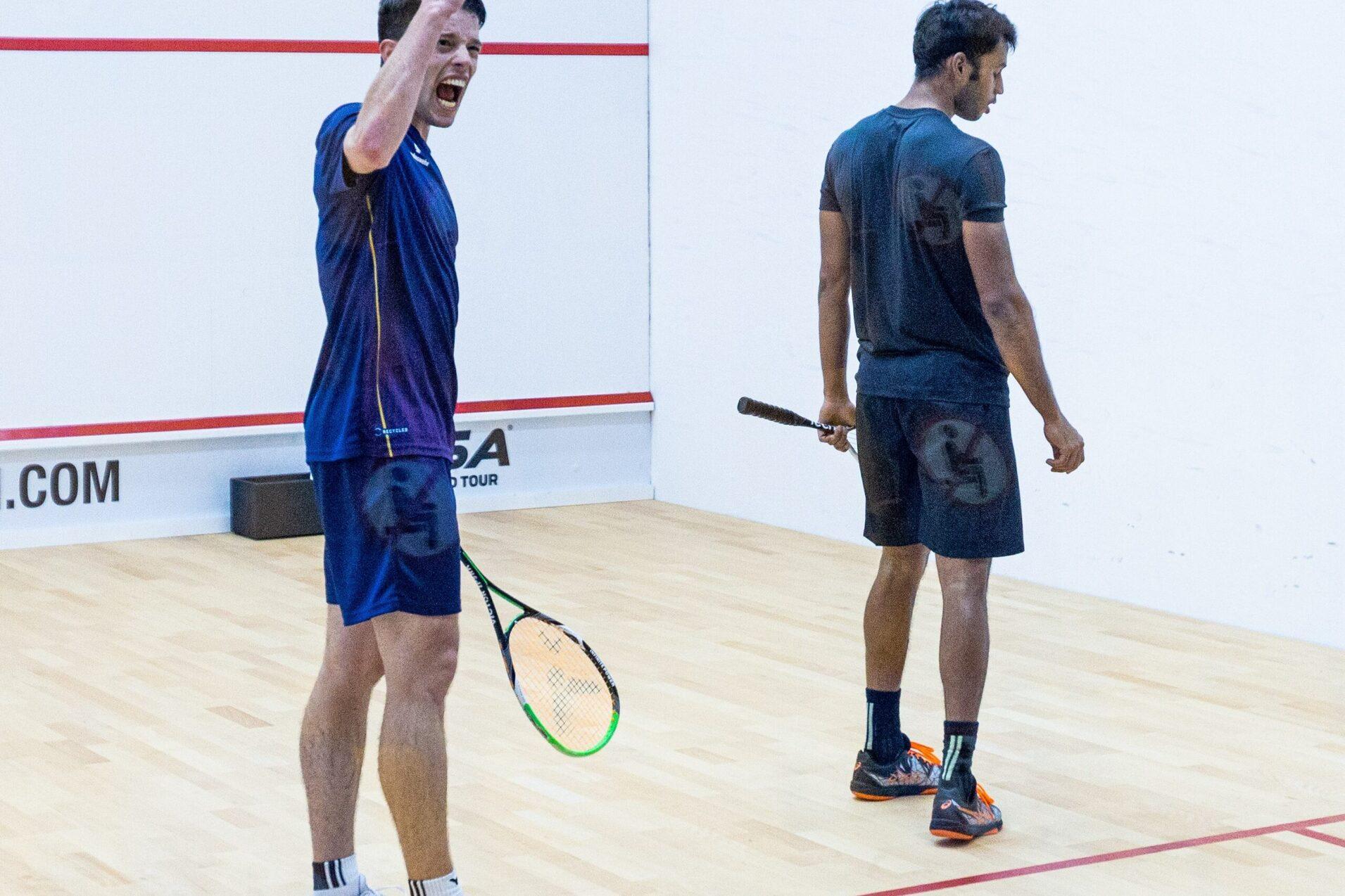 Raphael Kandra (li) bejubelt seinen Fünfsatzsieg gegen Mahesh Mangaonkar (re) - Bild: PSA World Tour