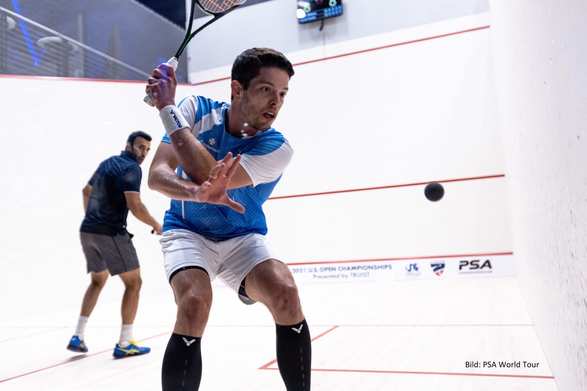 Raphael Kandra gewinnt in f&uuml;nf S&auml;tzen gegen Vikram Malhotra (hinten) - Bild: PSA World Tour