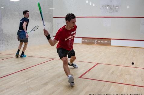 Yannik Omlor (li) gewinnt das Herrenfinale gegen Valentin Rapp (re) in vier S&auml;tzen - Bild: Manfred M&uuml;ller Foto-Video-Animation