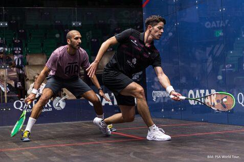 Raphael Kandra (re) gewinnt sein Er&ouml;ffnungsspiel bei den Qatar Classic gegen Adelrahman Al-Malki (li) - Bild: PSA World Tour