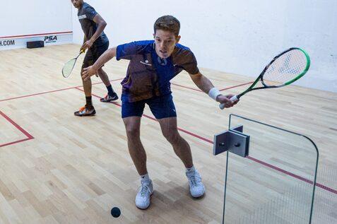 Raphael Kandra (am Ball) im Match gegen Mahesh Mangaonkar - Bild: PSA World Tour