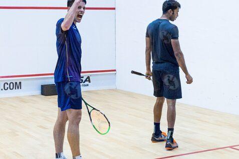 Raphael Kandra (li) bejubelt seinen F&uuml;nfsatzsieg gegen Mahesh Mangaonkar (re) - Bild: PSA World Tour