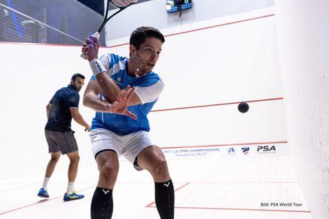 Raphael Kandra gewinnt in f&uuml;nf S&auml;tzen gegen Vikram Malhotra (hinten) - Bild: PSA World Tour