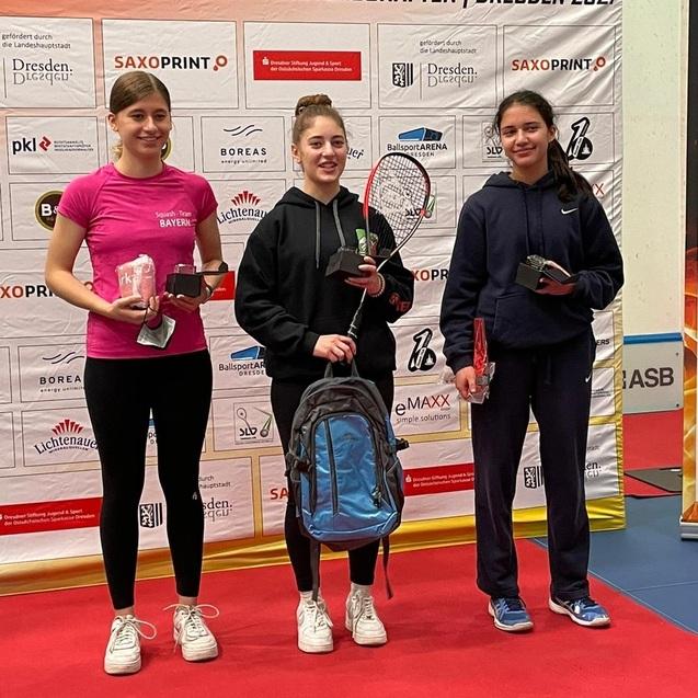 Das U17-Podest der Mädchen: Julia Gillich, Lea-Iris Murrizi und Yasmin Cherian (v.l.n.r.) - Bild: Christian Radeke