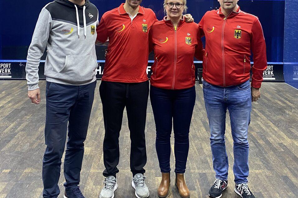 Bart Wijnhoven (2. v. l.), neuer Damen-Bundestrainer und Bundestrainer Disziplin, freut sich mit DSQV-Pr&auml;sident Michael G&auml;de (1.v.l.), DSQV-Sportdirektorin Karin Krasenbrink (2.v.r.) und Chef-Bundestrainer Oliver Pettke (1.v.r.) auf seine neue A