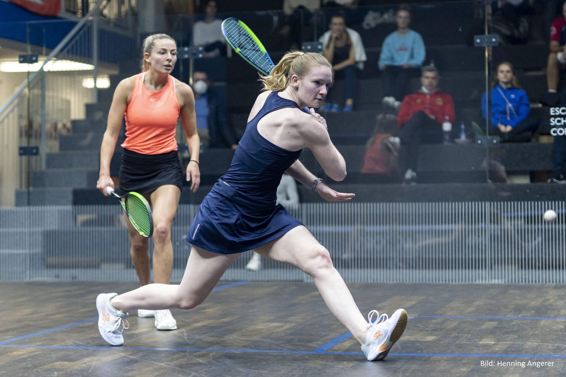 Saskia Beinhard (re) unterliegt Lily Taylor (li) in Runde zwei der Sportwerk Women's Open 2021 - Bild: Henning Angerer