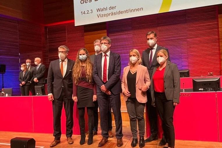 Das neue Pr&auml;sidium des DOSB (v.r.): Kerstin Holze, Stephan Mayer, Verena Bentele, Thomas Weikert, Oliver Stegemann, Fabienne K&ouml;nigstein, Stefan Raid; auf dem Foto fehlen Miriam Welte und Britta Heidemann - Bild: Alexander Korsch