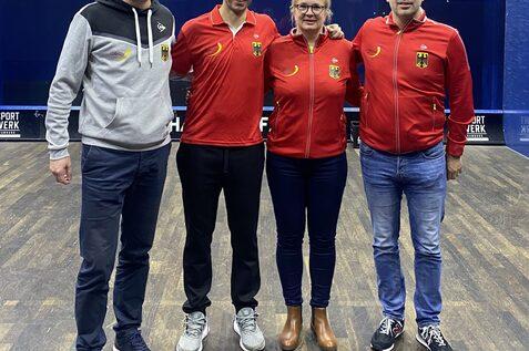 Bart Wijnhoven (2. v. l.), neuer Damen-Bundestrainer und Bundestrainer Disziplin, freut sich mit DSQV-Pr&auml;sident Michael G&auml;de (1.v.l.), DSQV-Sportdirektorin Karin Krasenbrink (2.v.r.) und Chef-Bundestrainer Oliver Pettke (1.v.r.) auf seine neue A