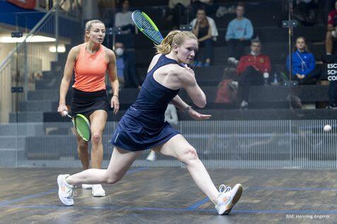 Saskia Beinhard (re) unterliegt Lily Taylor (li) in Runde zwei der Sportwerk Women's Open 2021 - Bild: Henning Angerer