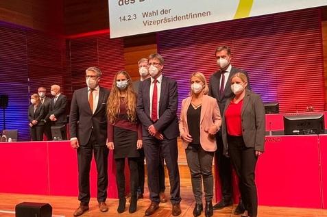 Das neue Pr&auml;sidium des DOSB (v.r.): Kerstin Holze, Stephan Mayer, Verena Bentele, Thomas Weikert, Oliver Stegemann, Fabienne K&ouml;nigstein, Stefan Raid; auf dem Foto fehlen Miriam Welte und Britta Heidemann - Bild: Alexander Korsch
