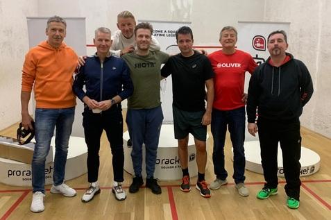 Deutsche Squash Masters in Matosinhos mit den Podestplatzierten Heiko Schwarzer (4.v.l.), Luis das Neves (5.v.l.), Felix Paal (6.v.l.) und Andreas Omlor (7.v.l.)