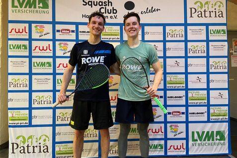 Yannik Omlor (re) gewinnt das Finale in Hasbergen gegen Valentin Rapp (li) in f&uuml;nf S&auml;tzen - Bild: SC Hasbergen