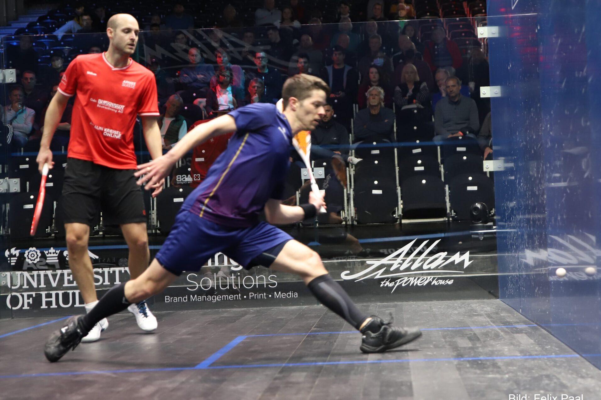 Raphael Kandra (re) unterliegt gegen Nicolas M&uuml;ller (li) im Achtelfinale der Allam British Open 2022 in vier S&auml;tzen - Bild: Felix Paal