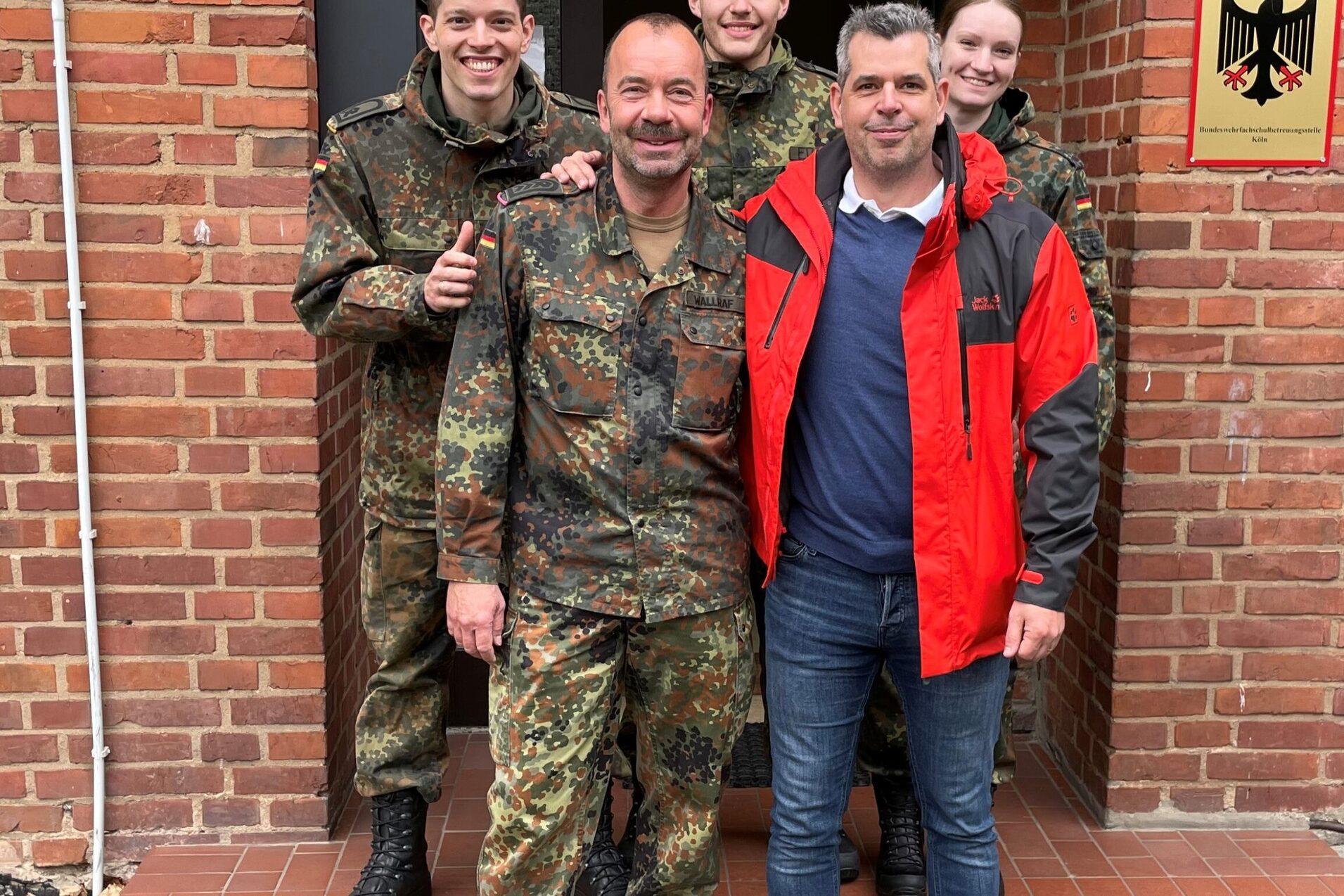 Raphael Kandra, Robin Ebert, Saskia Beinhard und Oliver Pettke verabschieden sich von Norbert Wallraf (2.v.l.)