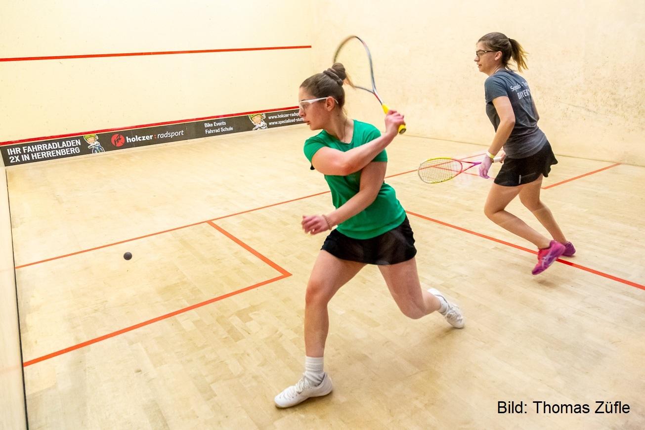Lea-Iris Murrizi (li) revanchiert sich im Finale erfolgreich gegen Julia Gillich (re) - Bild: Thomas Z&uuml;fle