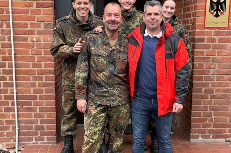 Raphael Kandra, Robin Ebert, Saskia Beinhard und Oliver Pettke verabschieden sich von Norbert Wallraf (2.v.l.)