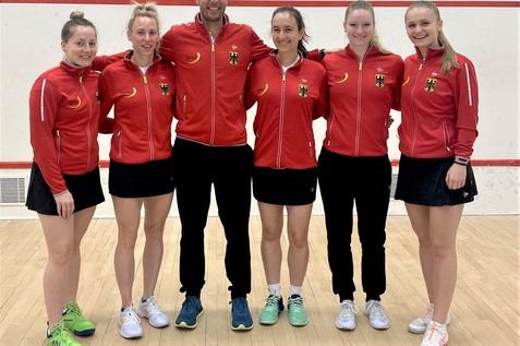 Bundestrainer Damen Bart Wijnhoven (3.v.l.) mit Mareike Omlor, Sharon Sinclair, Aylin G&uuml;nsav, Saskia Beinhard und Katerina Tycova (v.l.n.r.) - Bild: DSQV