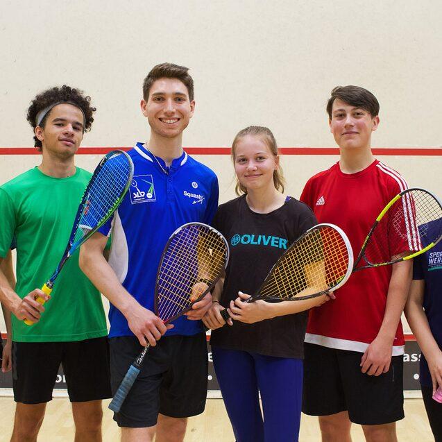 Juan Groh (3. v. l.) als hauptamtlicher Vereinstrainer des 1. Squash Club Dresden - Bild: Espen Goecke