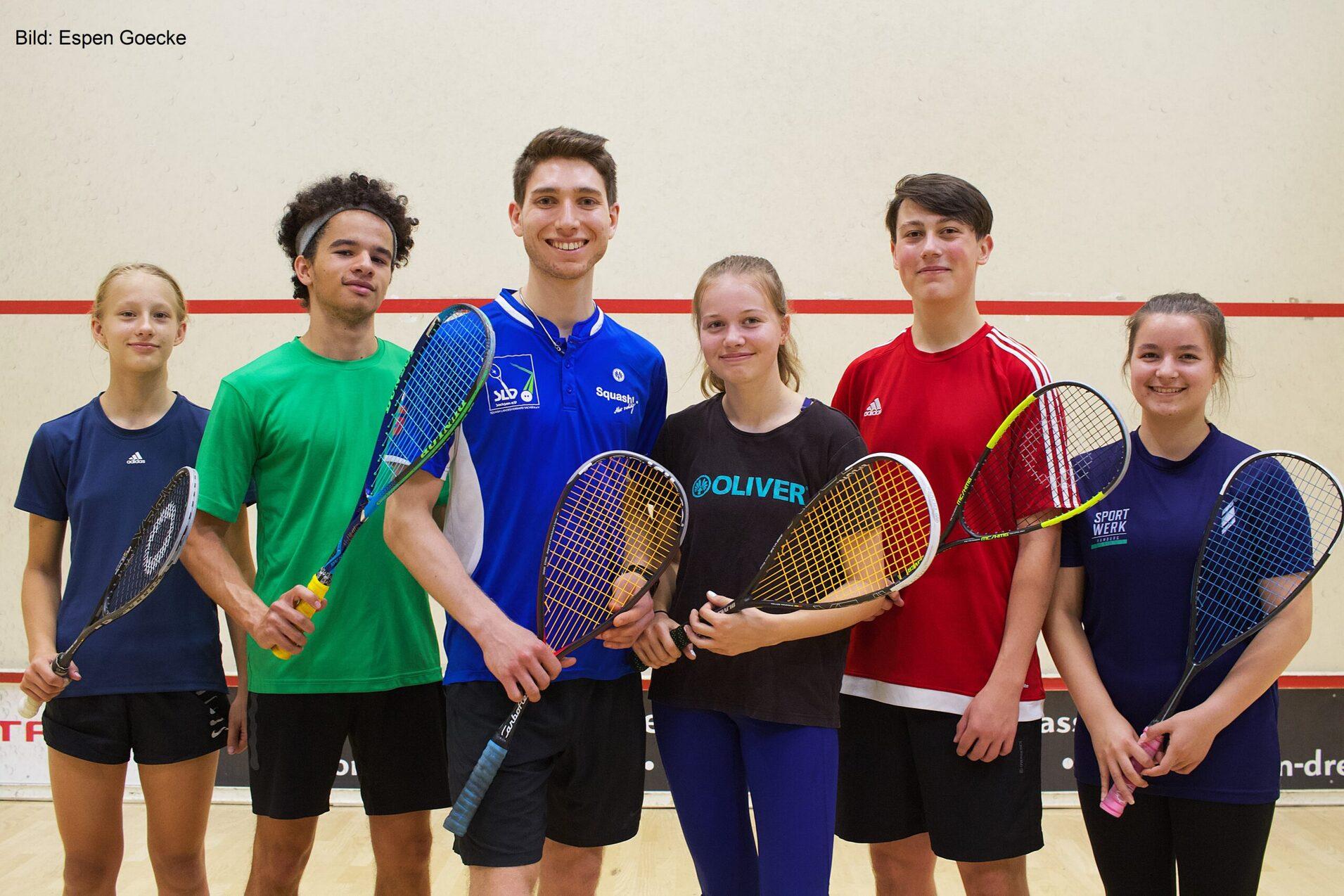 Juan Groh (3. v. l.) als hauptamtlicher Vereinstrainer des 1. Squash Club Dresden - Bild: Espen Goecke
