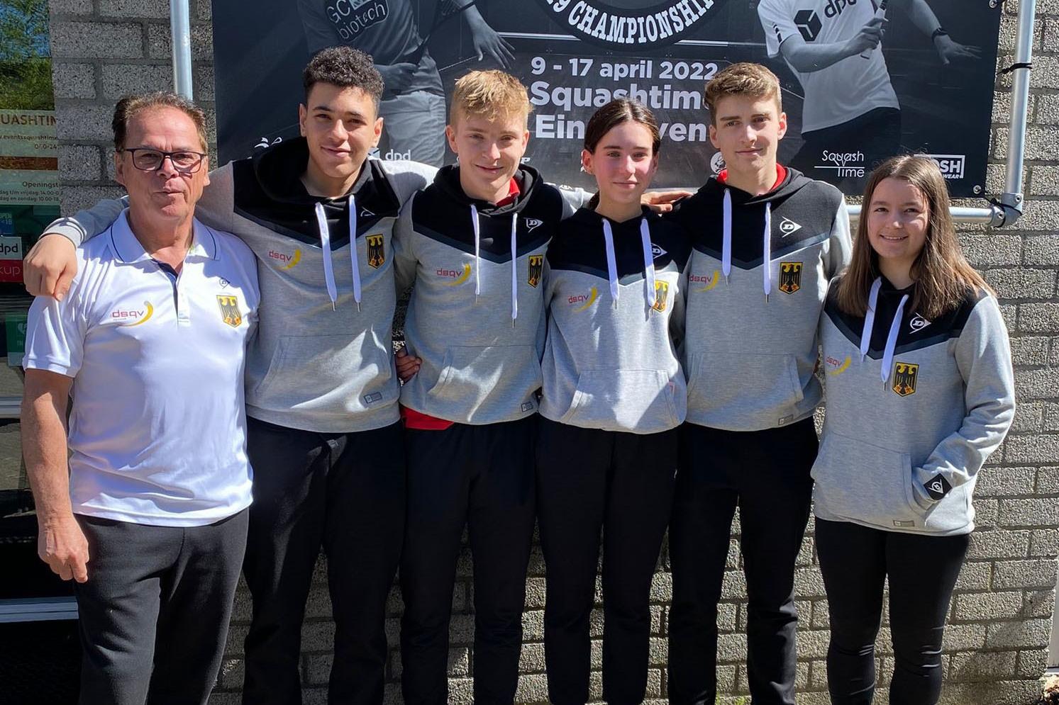 Bundeshonorartrainer U19 Rainer M&uuml;ller (li) mit der deutschen Jugend-Nationalmannschaft U19 bei der Team EM im niederl&auml;ndischen Eindhoven - Bild: DSQV