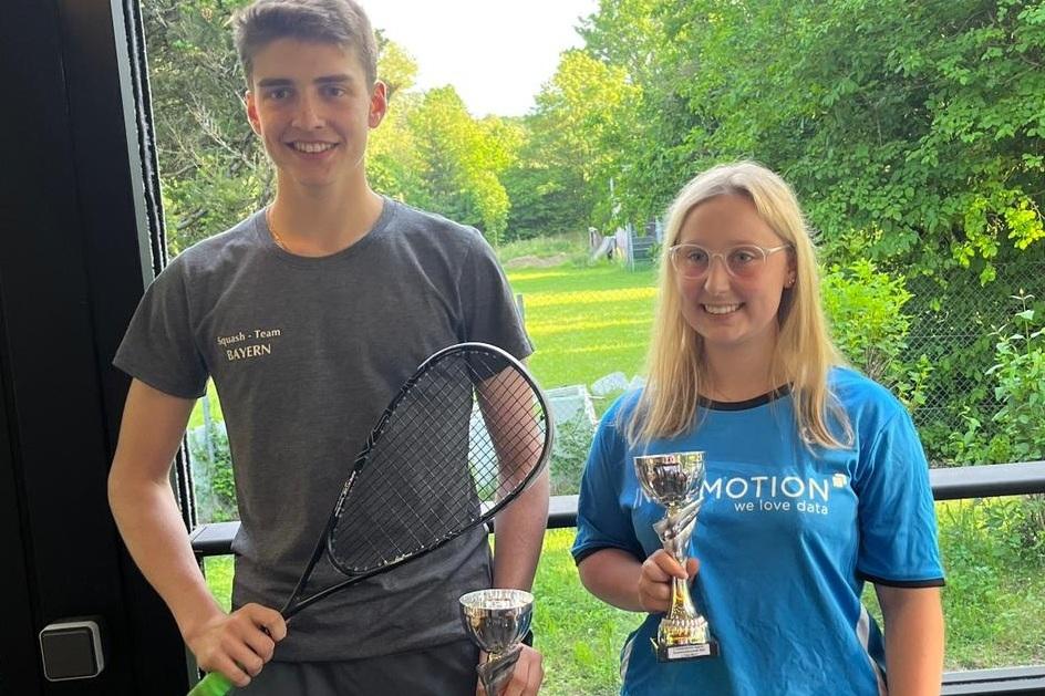 Finn-Lennart Koch (li) ist Süddeutscher Jugendeinzelmeister U17 und gewinnt auch das Gesamtklassement, Anna Pavlic (re) ist U17-Siegerin - Bild: DSQV