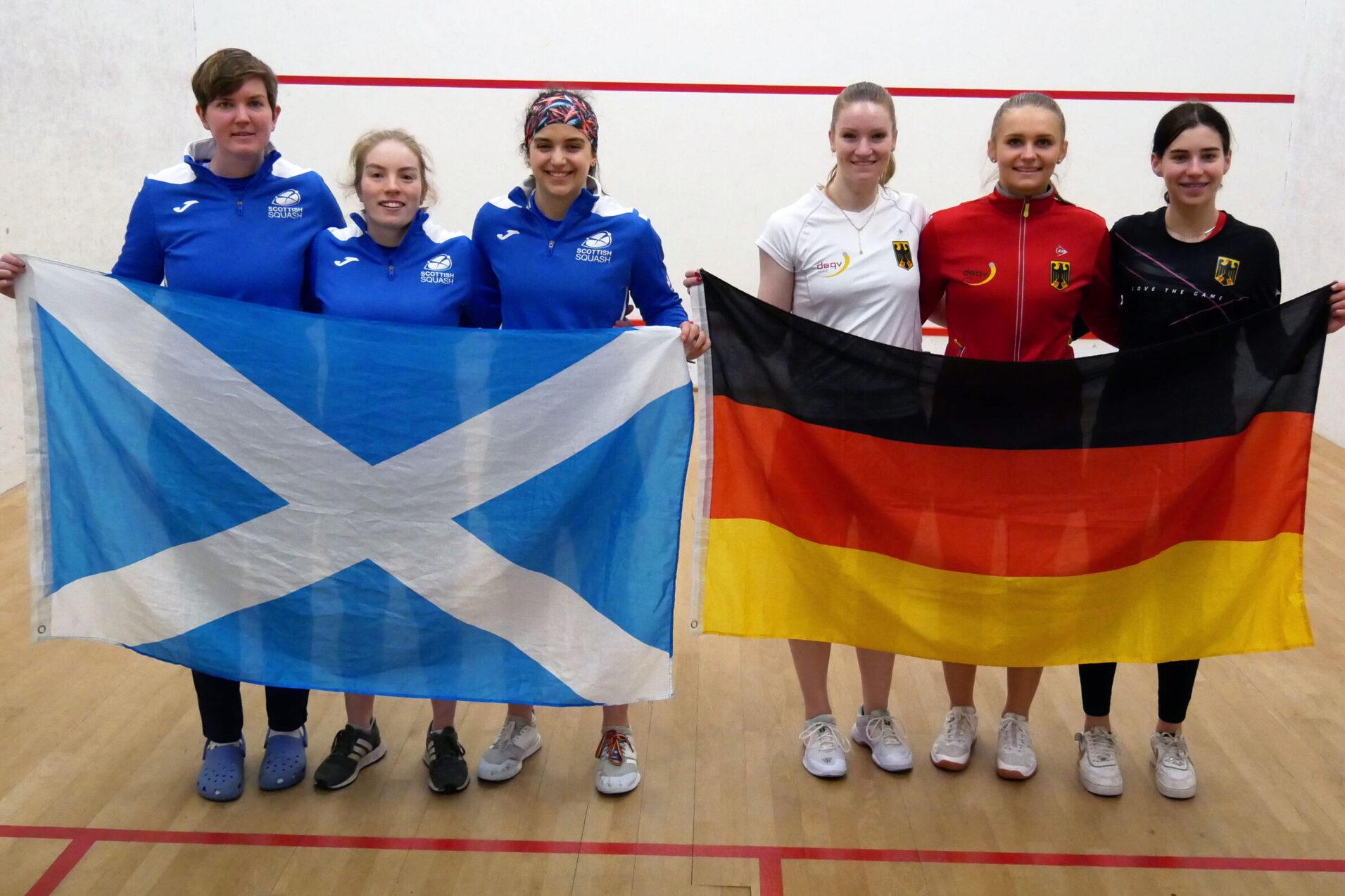 Deutschlands Damen vor dem Match gegen Schottland - Bild: DSQV - Lennard Jessen