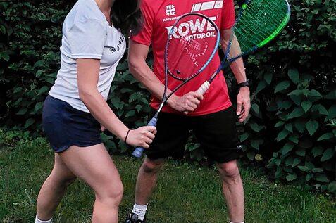 Aylin G&uuml;nsav (li) hat mit ihrem Freund und Nationalspieler Valentin Rapp eine erfolgreiche Crowdfunding-Kampagne f&uuml;r ein Weltranglistenturnier durchgef&uuml;hrt. Beide freuen sich nun auf das Turnier und starten mit den Vorbereitungen - Bild: DS