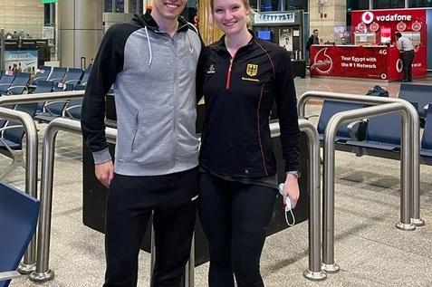 Saskia Beinhard (re) und Raphael Kandra (li) sind gut in Kairo gelandet - Bild: DSQV