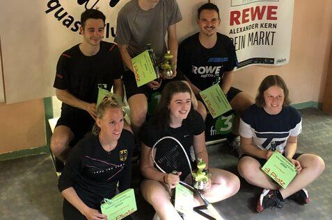 Platz 1 bis 3 bei Damen und Herren A bei der Siegerehrung: H.v.l.n.r.: Joeri Hapers, Robin Gadola, Carsten Schoor, v.v.l.n.r.: Sharon Sinclair, C&eacute;line Walser und Eva Nistler