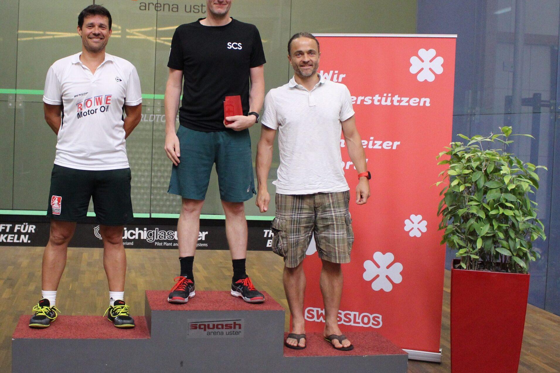 Heiko Schwarzer (Mitte) gewinnt die M40+ der Swiss Masters Open - Bild: Nico Gerritsen
