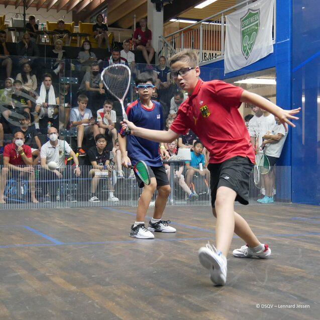 Oleksii Bielikov (re), hier im Spiel gegen den späteren U13-Dritten Muhammad Razi aus Malaysia, wird mit Platz fünf in der U13 bestplatzierter Deutscher - Bild: DSQV - Lennard Jessen