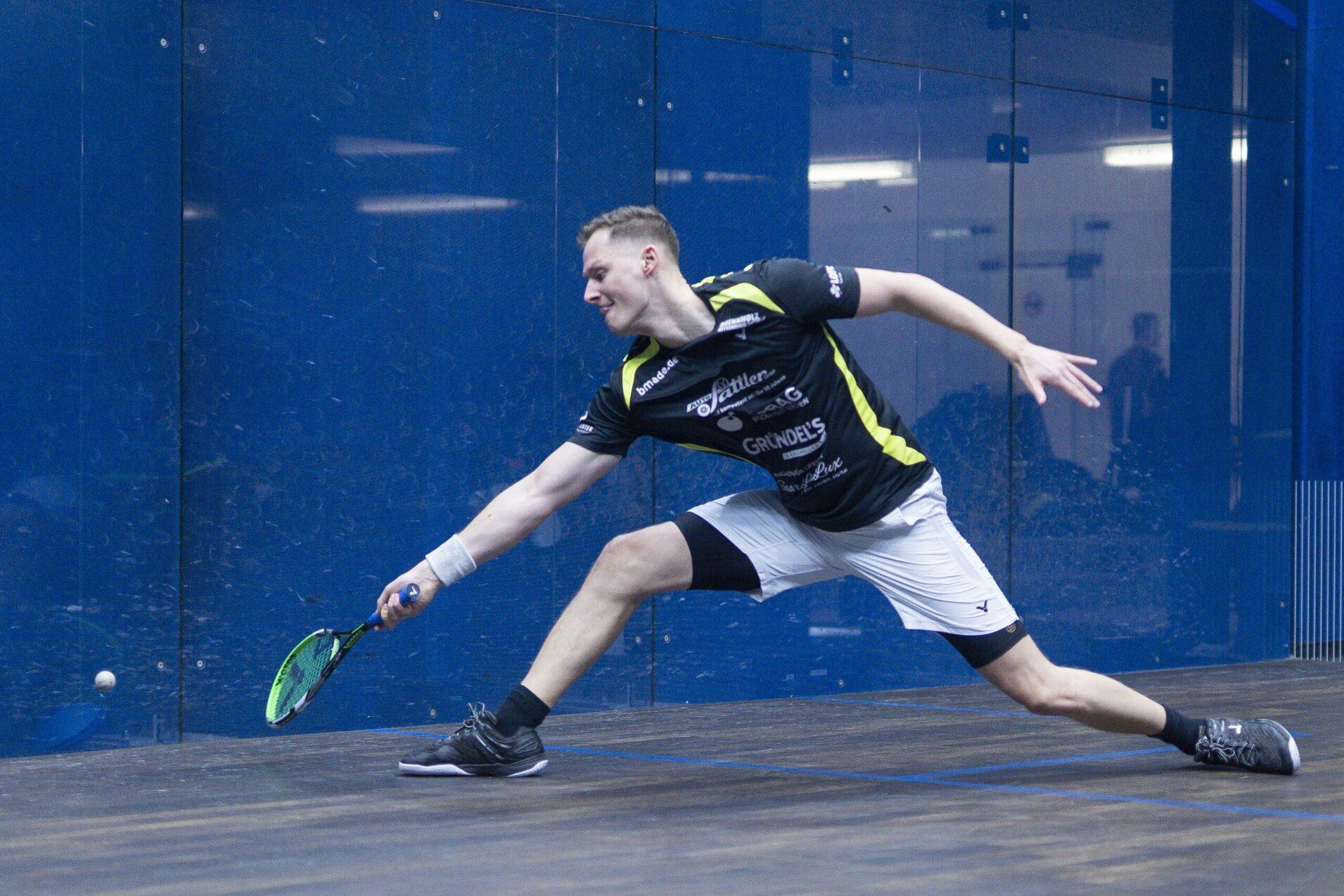 Hendrik Remer im Trikot seines Stammvereins Squash Factory Saar Pfalz, den er zur neuen Saison verlässt, bei den Deutschen Einzelmeisterschaften 2022 in Action - Bild: Henning Angerer