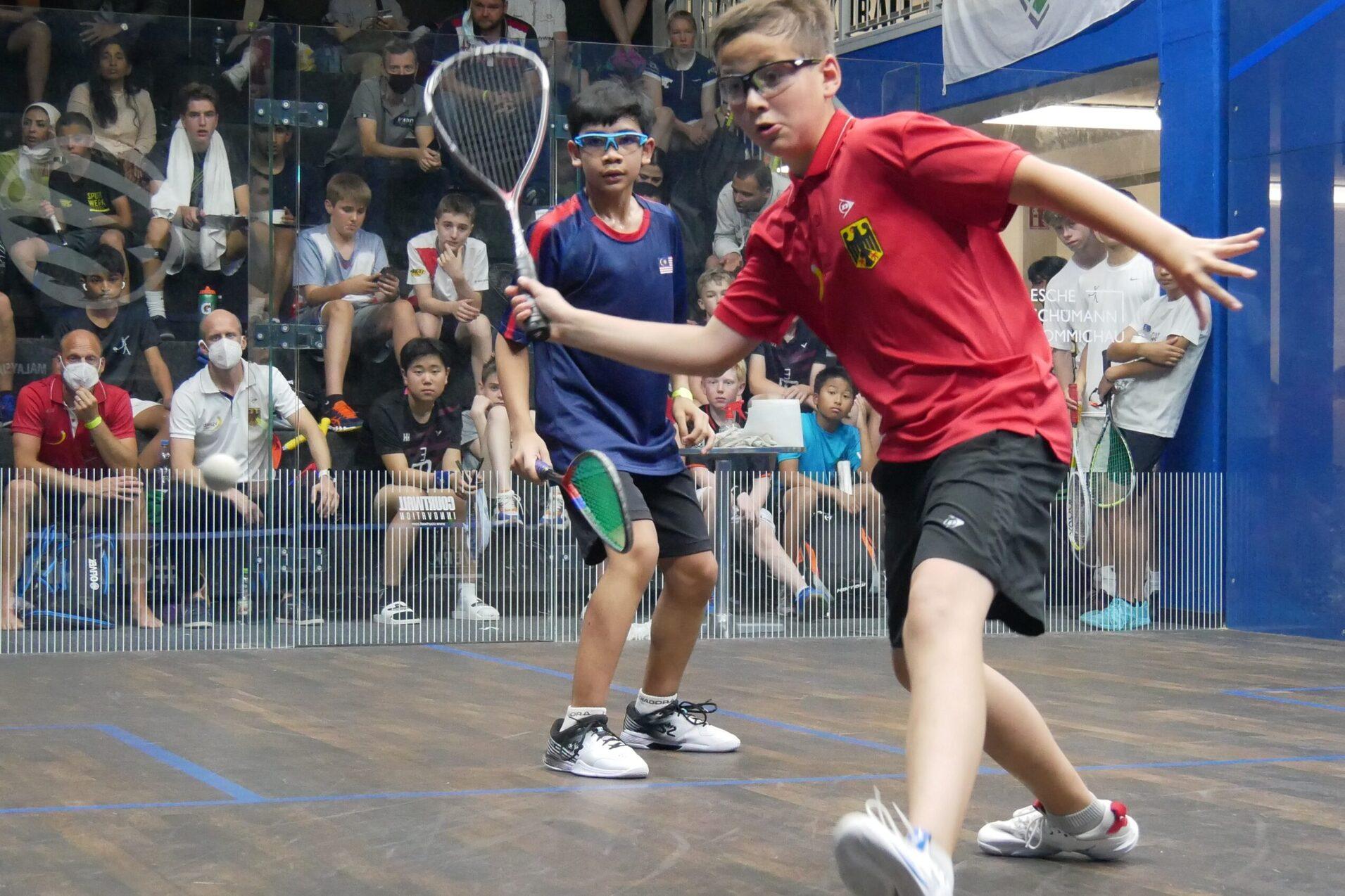 Oleksii Bielikov (re), hier im Spiel gegen den späteren U13-Dritten Muhammad Razi aus Malaysia, wird mit Platz fünf in der U13 bestplatzierter Deutscher - Bild: DSQV - Lennard Jessen