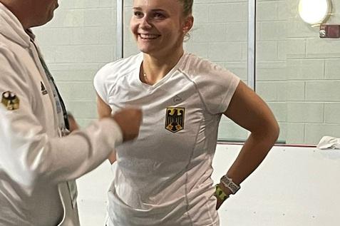 Katerina Tycova (re) und Chef-Bundestrainer Oliver Pettke (li) freuten sich &uuml;ber den starken Erstrundensieg - Bild: DSQV