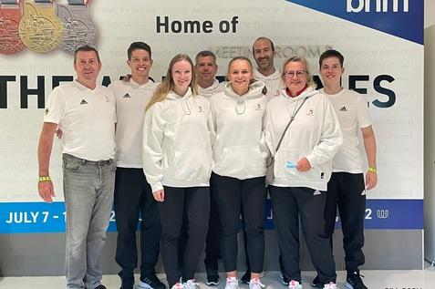 Die deutsche Mannschaft bei den World Games 2022 zusammen mit Chef-Bundestrainer Oliver Pettke (4.v.l.), DSQV-Sportdirektorin Karin Krasenbrink (6.v.l.) und DSQV-Generalsekret&auml;r Alexander Korsch (1.v.l.) - Bild: DSQV