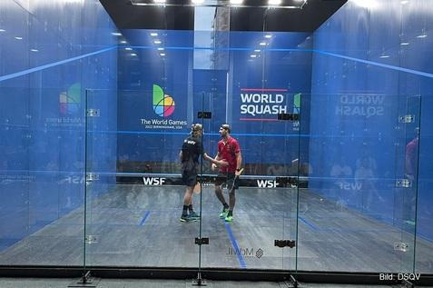 Simon R&ouml;sner (re) gewinnt sein Auftaktspiel bei den World Games 2022 gegen Balasz Farkas - Bild: DSQV