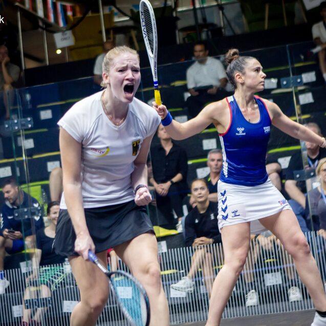 Saskia Beinhard (li) besiegte die Weltranglisten-42. Enora Villard in drei Sätzen und spielt abschließend um Platz fünf der EM - Bild: Sportwerk
